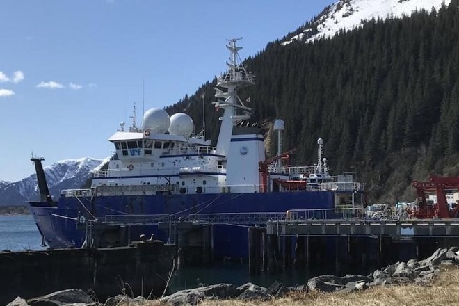Научно-исследовательское судно Sikuliaq в порту Сьюарда, Аляска, в мае 2022 года. Научно-исследовательское судно Sikuliaq в порту Сьюарда, Аляска, в мае 2022 года.