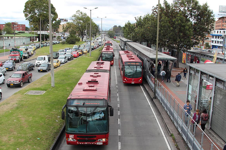 Скоростные автобусы в Боготе, столице Колумбии. Фото: KPBS