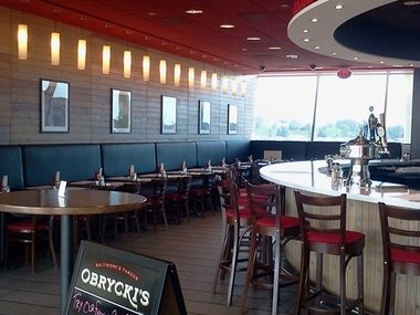 Slide image for gallery: 2402 | Пятое место - ресторан Obrycki’s в аэропорту Baltimore-Washington International