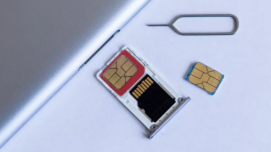 Извлеченные SIM-карта и флешка лежат рядом со смартфоном