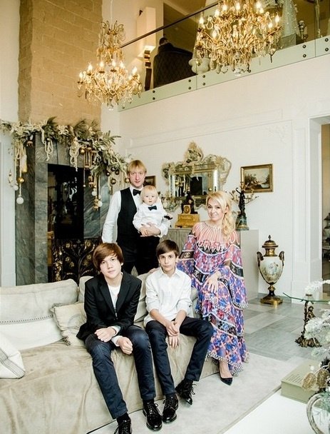 «Наша семья, — написала Рудковская, опубликовав фото со своими мужчинами. — Андрей, Николай, Александр и Евгений».