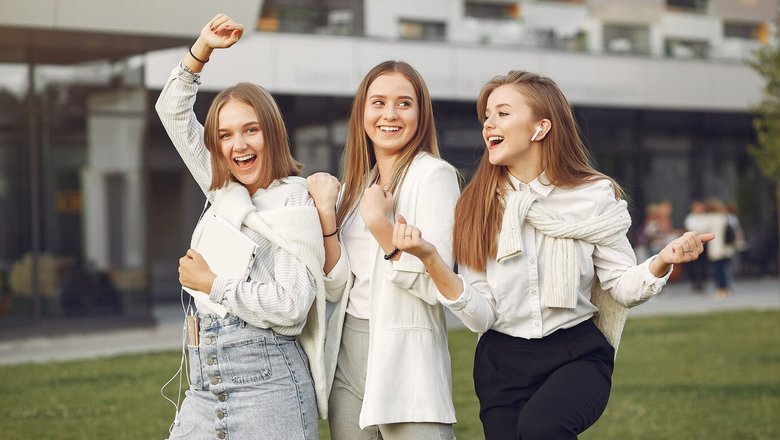 Девушки-блондинки отмечают Всемирный день блондинок. Девушки-блондинки отмечают Всемирный день блондинок.