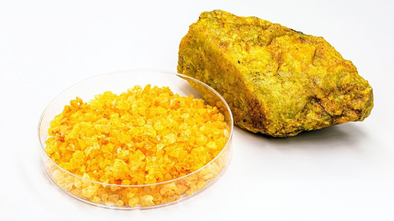 Пример нитрата урана под названием уранил с некоторым количеством урановой руды. Источник: livescience.com