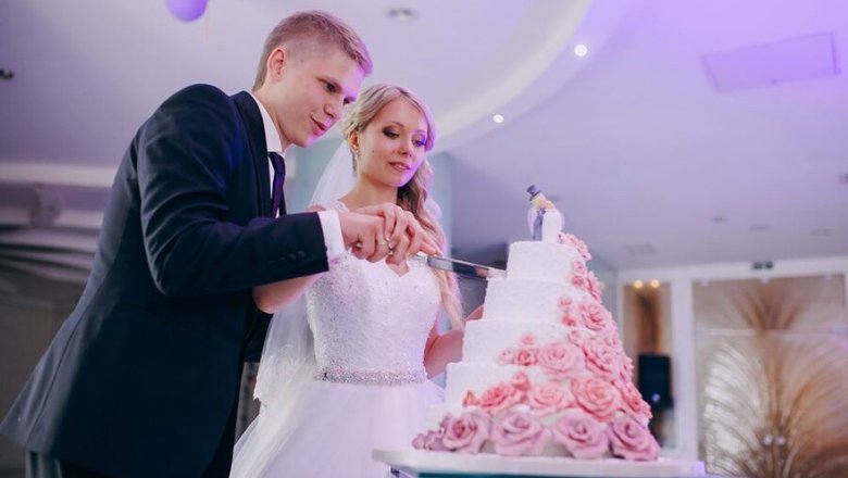 Жених и невеста разрезают торт