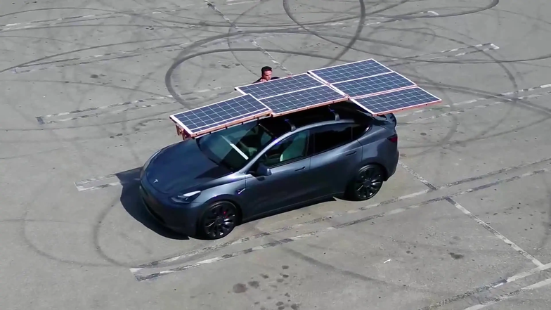 Tesla с солнечными панелями