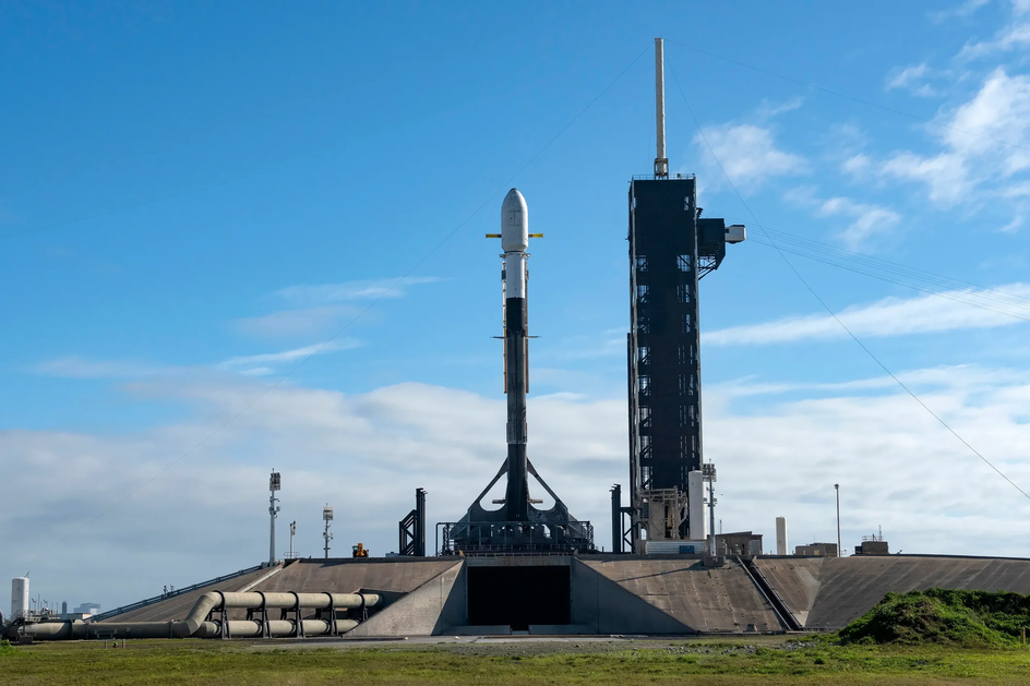 Falcon 9 перед запуском в феврале 2025 года Falcon 9 перед запуском в феврале 2025 года