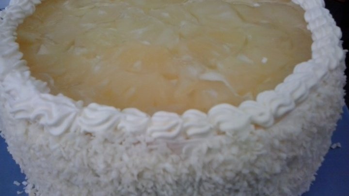 Белоснежный бисквитный торт с ананасами