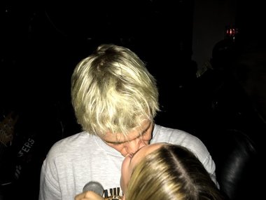 Slide image for gallery: 12814 | И прикрепил эту фотографию страстного поцелуя со своей женой Хейли Болдуин. Фото: Instagram.com