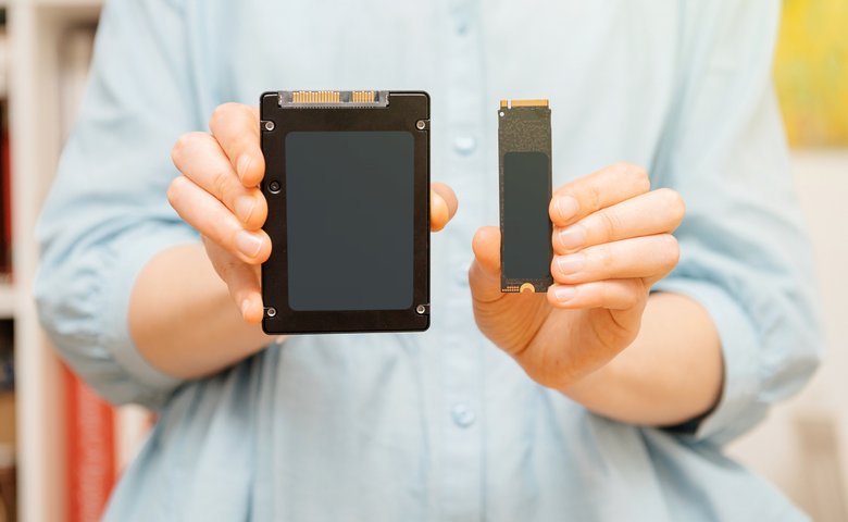SSD формата 2,5 дюйма и формата M.2. Фото: Depositphotos
