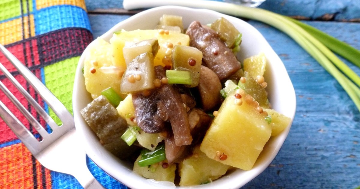 Салат с жареными шампиньонами, картофелем и сыром