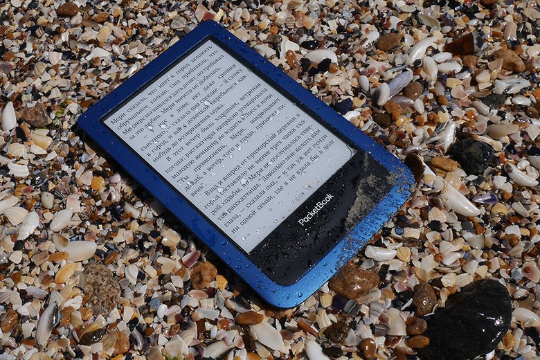 Влагозащищенный PocketBook 641 Aqua 2 сновая топят в воде: на этот раз недалеко от Одессы, на берегу Черного моря