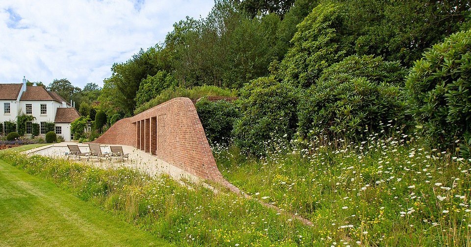 Как настоящий холм: в Англии построили домик с зеленой крышей у бассейна