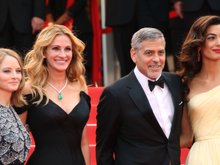 Джоди Фостер, Джулия Робертс и Джордж Клуни с супругой