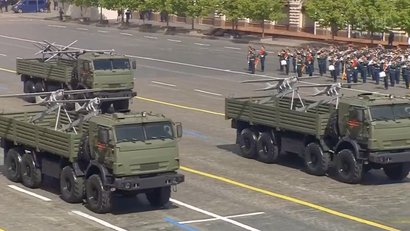 Колонна войск беспилотных систем впервые прошла по Красной площади Колонна войск беспилотных систем впервые прошла по Красной площади