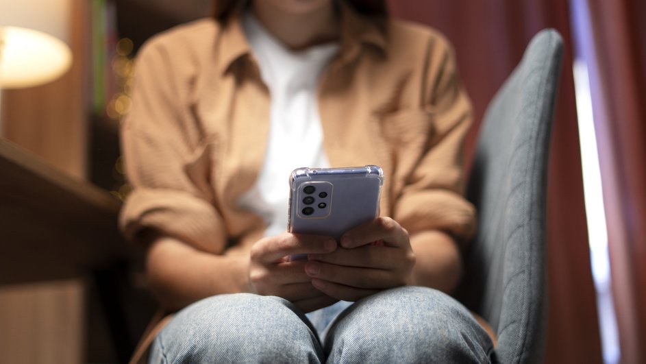Девушка выбирает способы, с помощью которых сможет сделать скриншот на Android Девушка выбирает способы, с помощью которых сможет сделать скриншот на Android