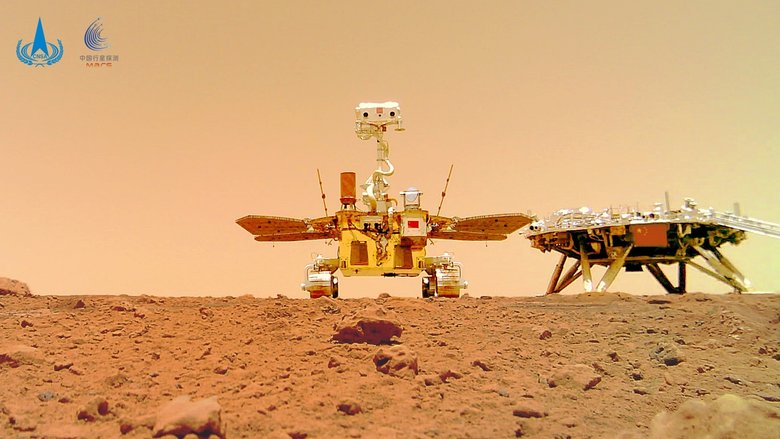«Чжучжун» позирует после посадки на Марс. Фото: CNSA
