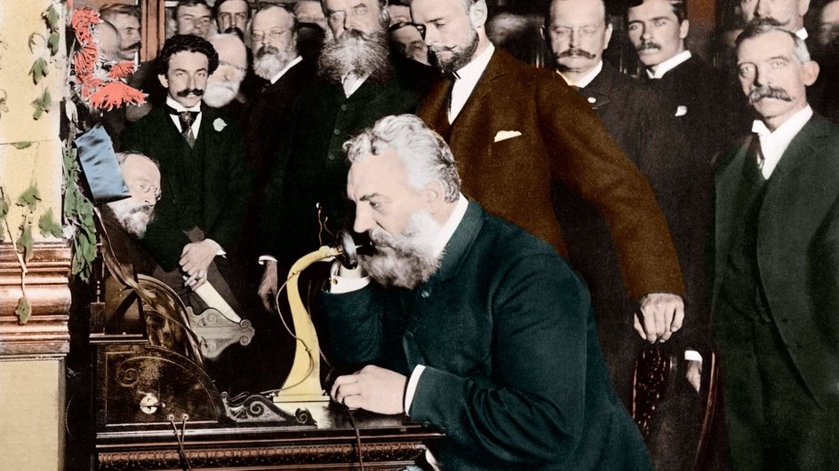 Первый в истории телефонный звонок совершил изобретатель Александр Бэлл