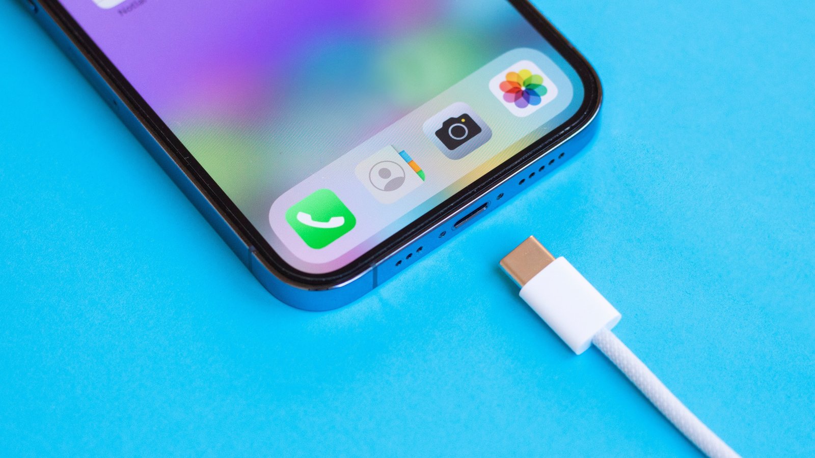 Что будет, если подключить iPhone 15 к Android-смартфону по USB-C (видео) -  Hi-Tech Mail.ru