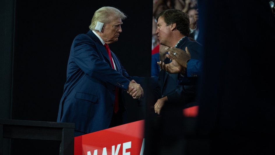 Такер Карлсон жмет руку Дональду Трампу в 2024 году Такер Карлсон жмет руку Дональду Трампу в 2024 году