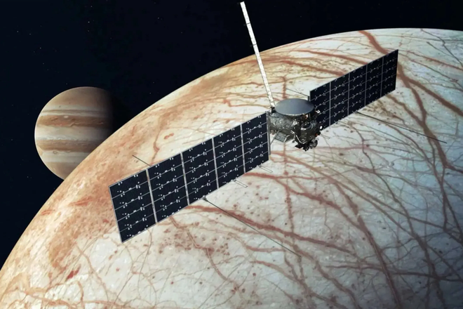 Зонд Europa Clipper над спутником Юпитера Европой в представлении художника Зонд Europa Clipper над спутником Юпитера Европой в представлении художника