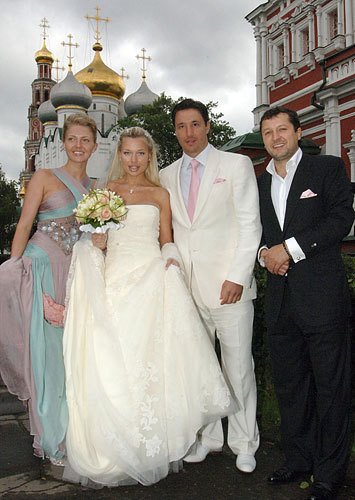 Илья и Николь перед началом церемонии венчания в Новодевичьем монастыре