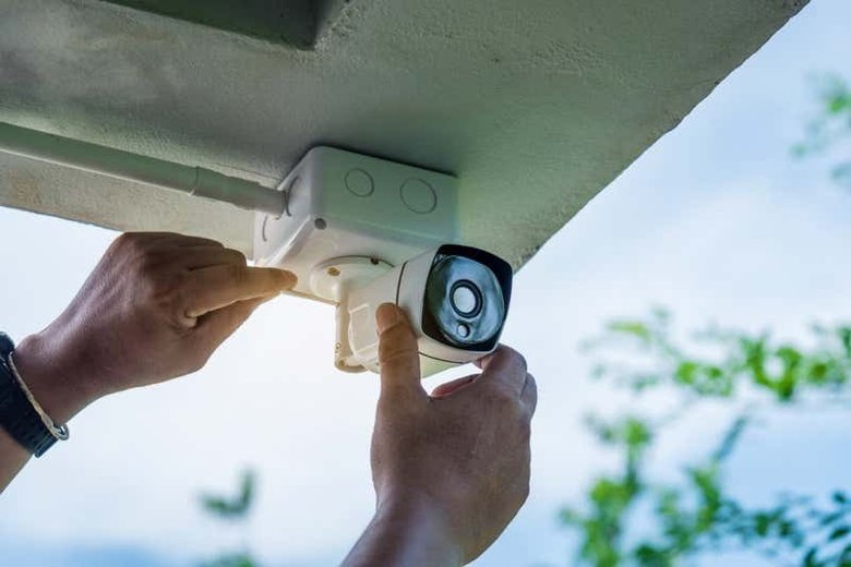 Такие видеокамеры устанавливают на улицах или в домах. Они работают от батареек. Фото: newscientist
