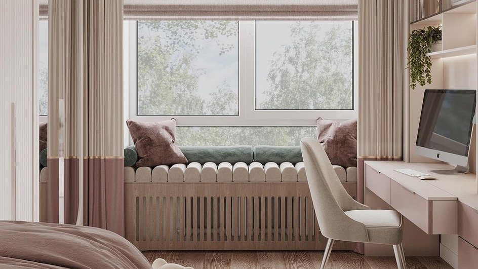 Спальня в розовых тонах, на столе стоит ноутбук на фоне окна со шторами