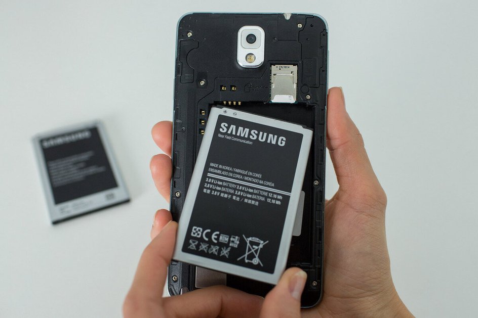 Извлечение аккумулятора Samsung из смартфона