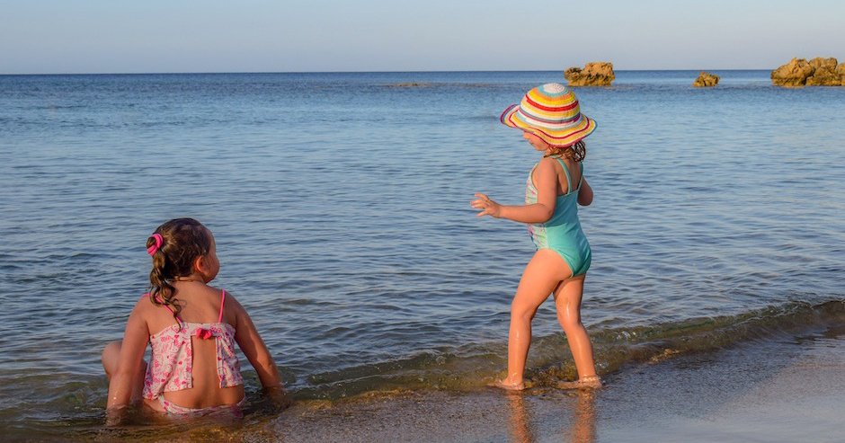 Одна маска — для воды, другая — для суши: как европейские курорты готовятся к пляжному сезону