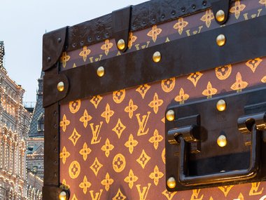 Slide image for gallery: 15913 | Louis Vuitton: гигантский чемодан на Красной площади | Фото: lady.mail.ru, Екатерина Брудная-Челядинова