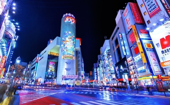 Еще одно знаковое место для любителей шопинга является район Shibuya и его главный модный центр — Shibuya 109. Клиентки этой «башни» — девушки до 20 лет, находящиеся в поисках модных новинок