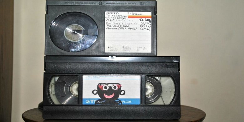 Сверху — кассета Betamax, снизу VHS. Порно расставило их по другому. Фото: Throwback History