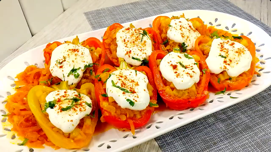 Перцы, фаршированные овощами, лежат на тарелке