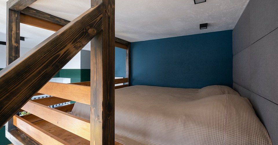 Смелый интерьер маленькой квартиры со спальней под потолком