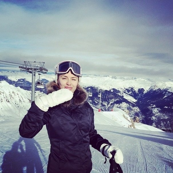 «Завтра и я доберусь до лыж!» — пообещала Виктория подписчикам блога, а уже на следующий день сдержала свое слово: наконец-то сменила меха на спортивную одежду и отправилась на гору