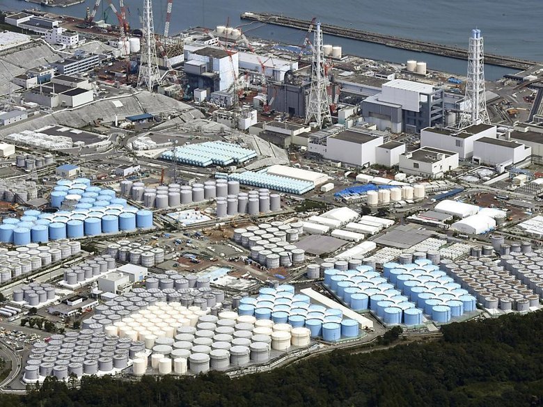 АЭС «Фукусима»-1. Серые, белые и голубые резервуары на переднем плане — хранилища радиоактивной воды. Фото: Swiss News