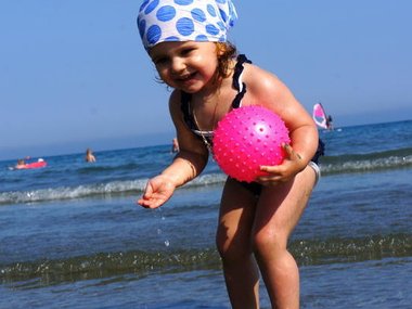 Slide image for gallery: 4279 | Комментарий «Леди Mail.Ru»: Малышка Диана в восторге от моря и отдыха