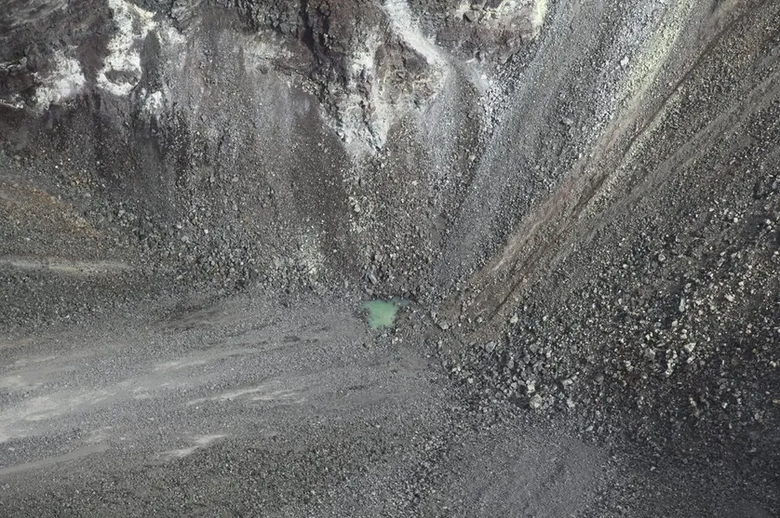 Водоем на дне кратера. Фото: US Geological Survey Hawaiian Volcano Observatory