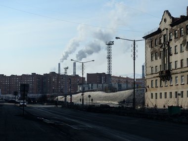 Летом в Норильске наблюдается полярный день. В течение примерно двух месяцев солнце не заходит за горизонт. После полярного дня бывают так называемые белые ночи. В это время солнце опускается, но все равно на улице достаточно светло.