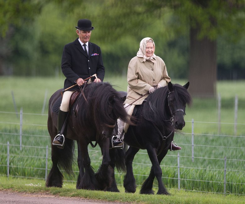 89-летняя королева до сих пор обожает кататься на лошади
