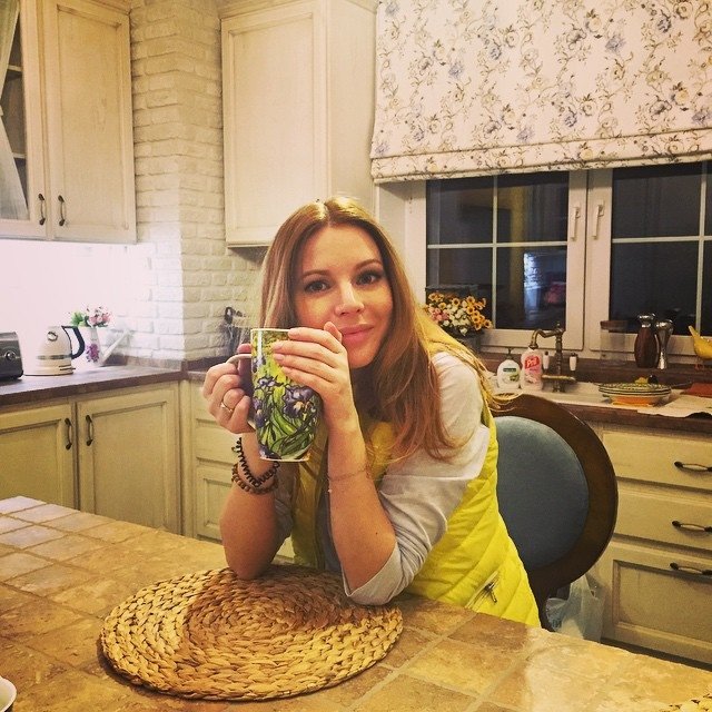 «Я, моя чашка, моя салфетка, моя занавеска и мой Вовка :-)» — подписала Наталья снимок.