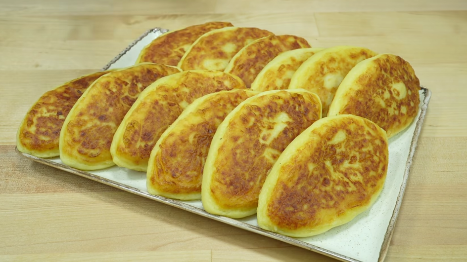 Картофельные зразы с мясным фаршем лежат на подставке