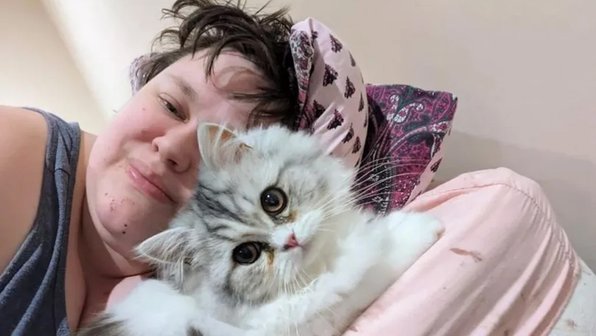 Почему кошка трется или тычется головой о лицо человека
