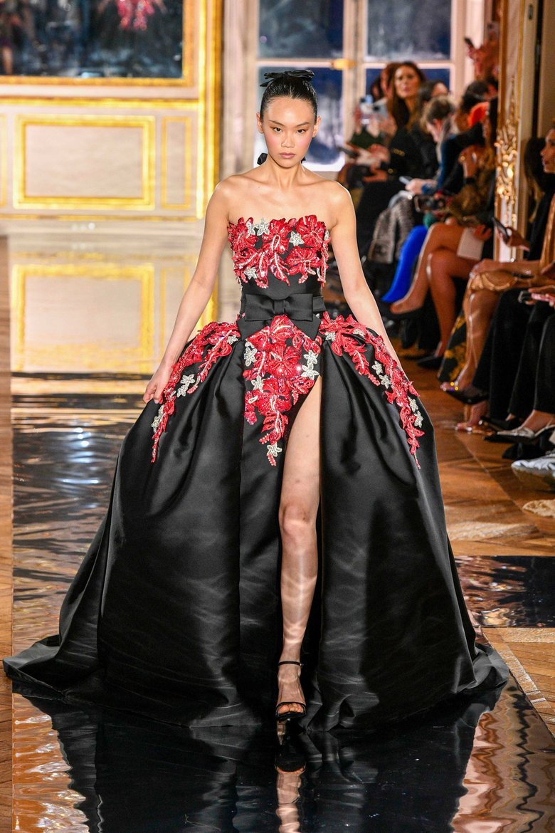 Показ Zuhair Murad на Неделе высокой моды 2025, где дизайнеры представили модные тренды весна лето 2025 Показ Zuhair Murad на Неделе высокой моды 2025, где дизайнеры представили модные тренды весна лето 2025