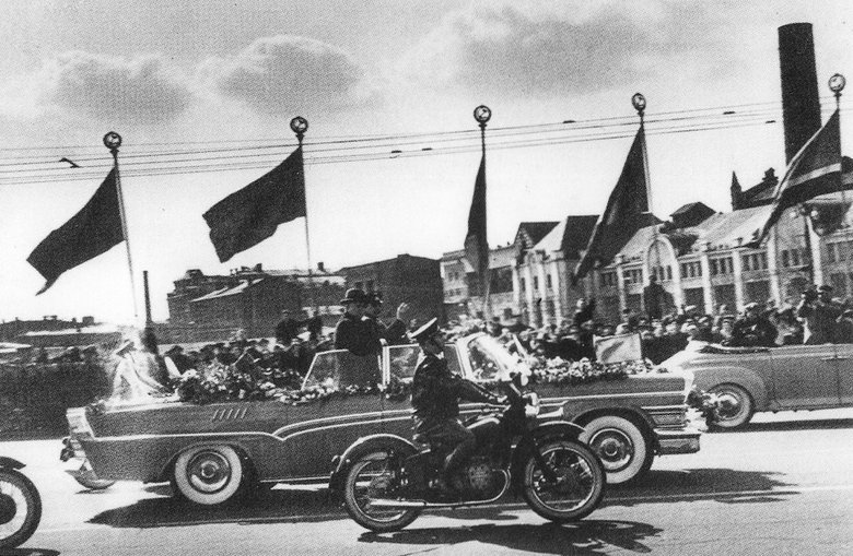 Первыми приветствовали покорителя космоса не москвичи (на снимке), а жители Куйбышева, куда Гагарина отправили сразу после посадки «Востока» в Саратовской области. «Я не мог понять, каким чудом куйбышевцы успели узнать, что за вереница легковых машин едет по улицам заводского района, - вспоминал «космонавт № 2» Герман Титов. - Я переживал из-за Юрия, ему необходимо было отдохнуть, надо было поскорее добраться до места. А мы ехали очень медленно»