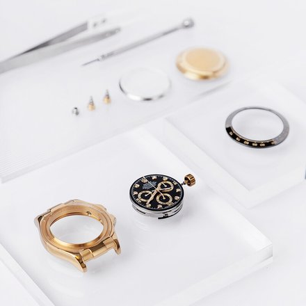 От оригинальных часов откручивают ненужные детали и «приваривают» их к iPhone. Фото: Caviar