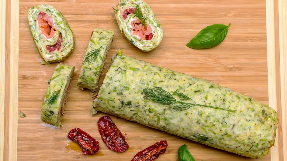 Рулет из кабачков с творожным сыром и рыбой Рулет из кабачков с творожным сыром и рыбой