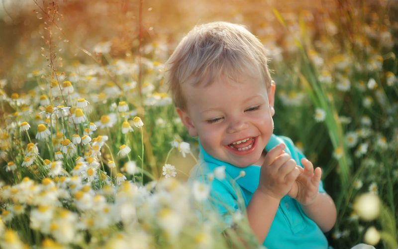 Ребенок смеется природа. Оптимистичный ребенок. Дети оптимизм.