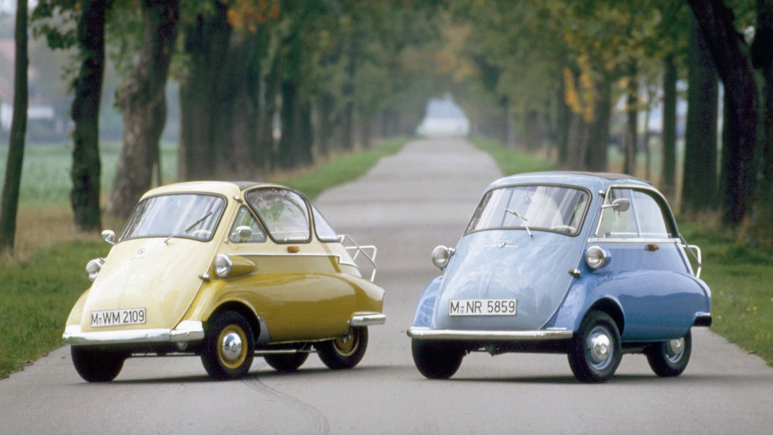 Небольшой 40. BMW Isetta. Трехколесная машина БМВ. Старые маленькие машины. Немецкий маленький автомобиль.