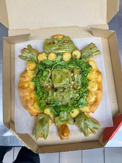 Странная пицца в виде черепахи